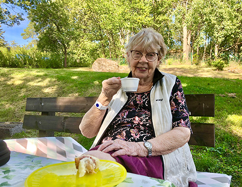 Björksätra, fika i trädgård.